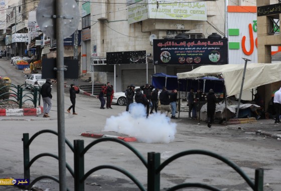 بالفيديو والصور.. مواجهات مع قوات الاحتلال في باب الزاوية وسط الخليل