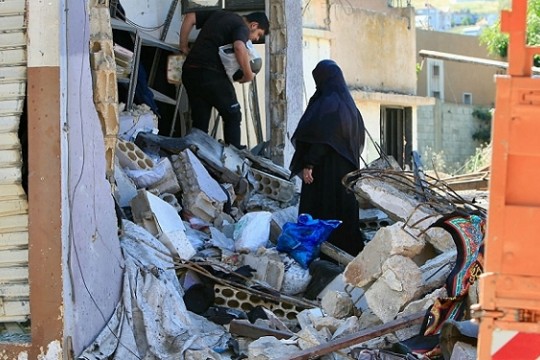 شهداء بينهم قيادي في حماس وطفلان في لبنان وحزب الله يستهدف مواقع إسرائيلية