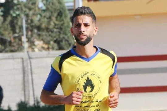 اللاعب رشيد النمس شهيداً هو وإبنه وزوجته الحامل بقصف اسرائيلي على خانيونس