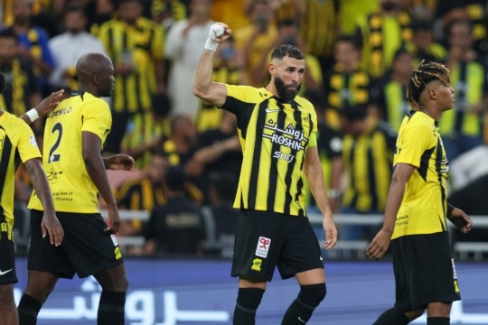 بنزيما يتألق ويقود الإتحاد لسحق الوحدة بسباعية بالدوري السعودي