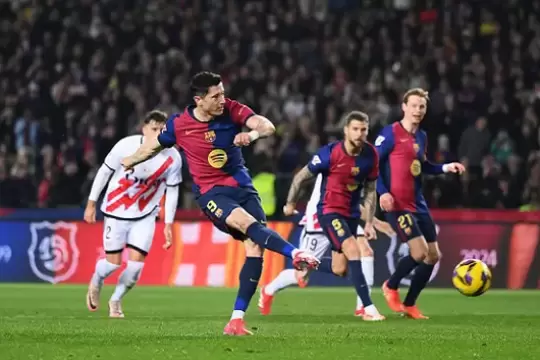 برشلونة يواصل انتفاضته وينتزع صدارة الدوري الإسباني