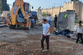 الاحتلال يجرف أرض سوق الجمعة في القدس