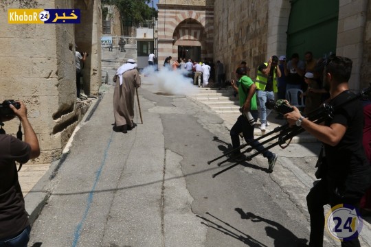 إصابة العشرات بالاختناق جراء اعتداء الاحتلال على المصلين في الحرم الإبراهيمي