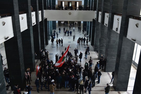 لبنان: أهالي ضحايا انفجار مرفأ بيروت يقتحمون قصر العدل