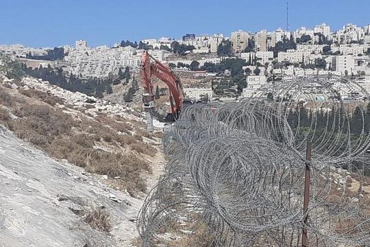 اصابات خلال مسيرة في حزما منددة بشق الاحتلال شارع استيطاني