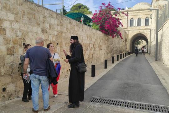 وقفة للطائفة الأرمنية في القدس احتجاجا على تأجير "حديقة البقر" بباب الخليل لمستثمر يهودي