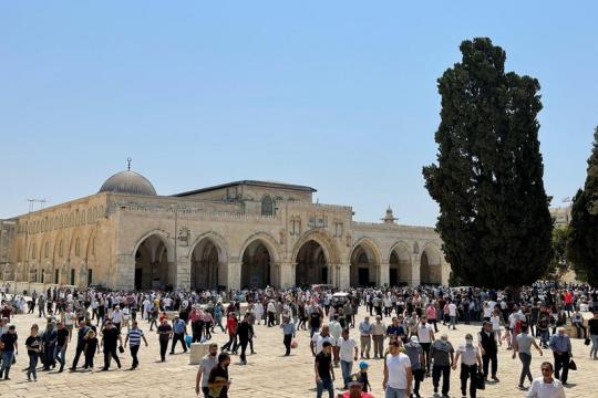 40 الف مواطن يؤدون صلاة الجمعة في المسجد الاقصى المبارك