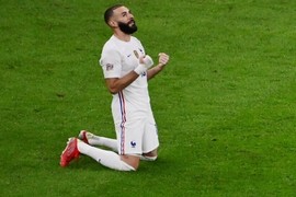 بنزيما يهز شباك منتخب إسبانيا بهدف عالمي