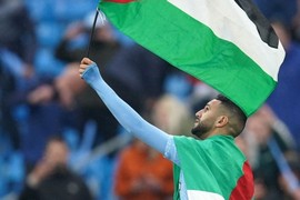 محرز يرفع علم فلسطين في احتفالات مانشستر سيتي بالدوري الانجليزي