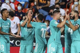 ريال مدريد يتغلب على فالنسيا في الوقت القاتل