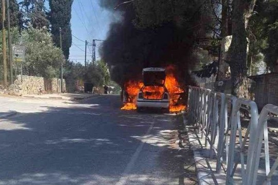 مستوطنون يعتدون على المواطنين وحرقون أراض زراعية ويهاجمون المركبات في عدة مناطق بالضفة