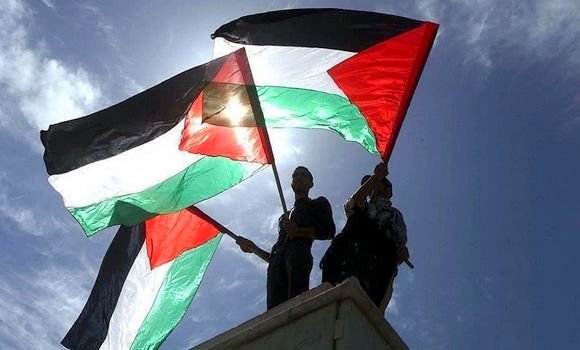 مشروع قانون إسرائيلي يجرم رفع العلم الفلسطيني