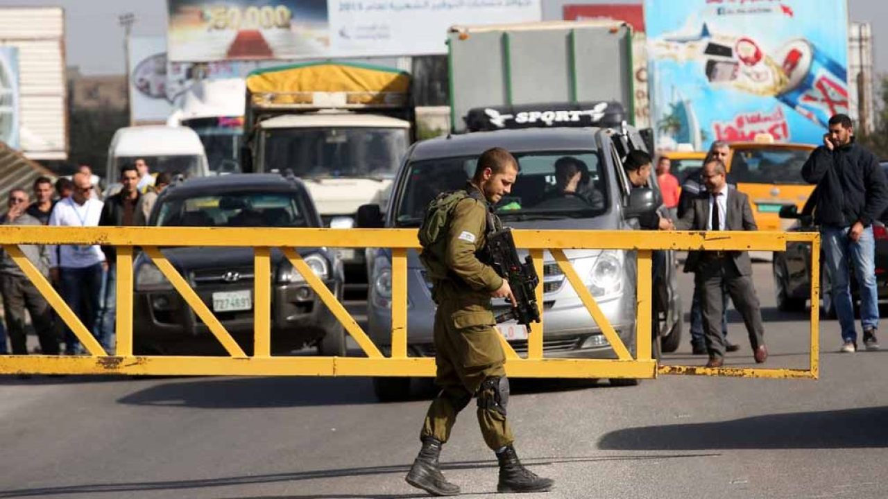 بن غفير يطالب بفرض قيود صارمة على حركة الفلسطينيين في طرق الضفة الغربية