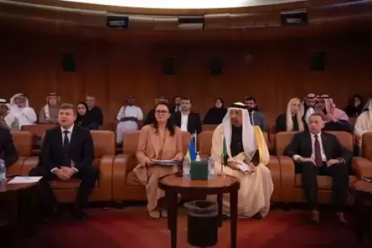 وفد حكومي أوكراني يصل الرياض تمهيدًا لزيارة زيلينسكي ومحادثات السلام مع روسيا