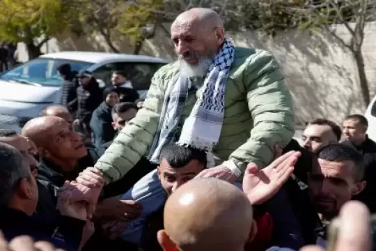 الهلال الأحمر" ينقل 4 أسرى فلسطينيين محررين إلى المشفى