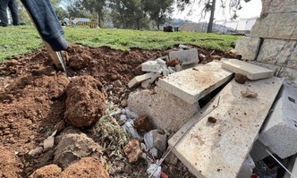 الاحتلال يطمس معالم المقبرة اليوسفية في القدس بالعشب الصناعي