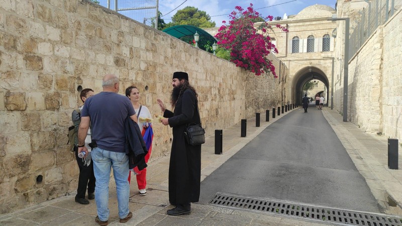 وقفة للطائفة الأرمنية في القدس احتجاجا على تأجير "حديقة البقر" بباب الخليل لمستثمر يهودي