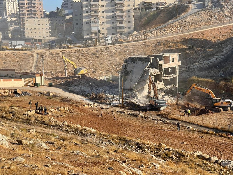 الاحتلال يهدم منزلا من 4 طبقات في منطقة "واد الحمص" ويقتحم منزل محافظ القدس لليوم الثاني على التوالي