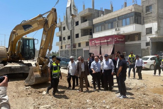 محافظ طولكرم والوزيران حجاوي وبسيسو يطلعون على حجم الأضرار في مخيم نور شمس